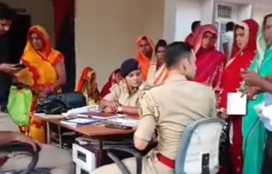 महिलाओं से घटना की जानकारी लेती पुलिस