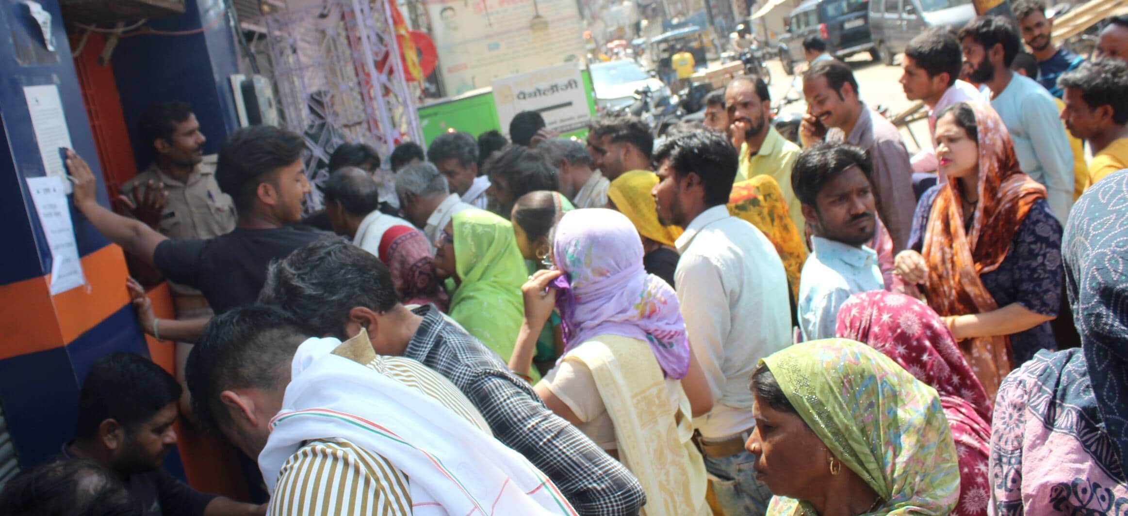 मोहनगंज स्थित गैस एजेंसी पर लगी उपभोक्ताओं की भीड़। संवाद