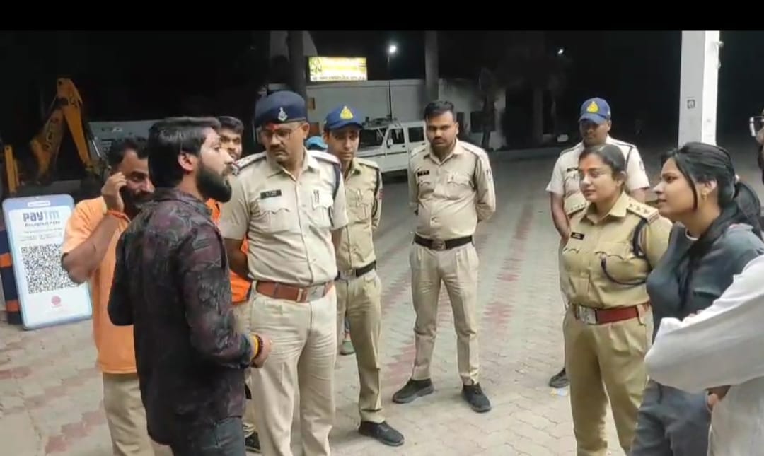 मामले की पड़ताल करती पुलिस