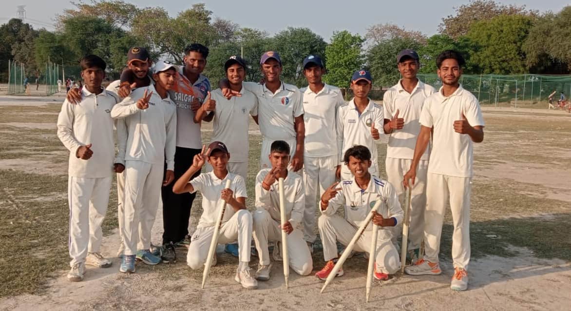 महर्षि आजाद स्टेडियम मेढ़ी में विजेता क्रिकेट खिलाड़ी। स्रोत संगठन