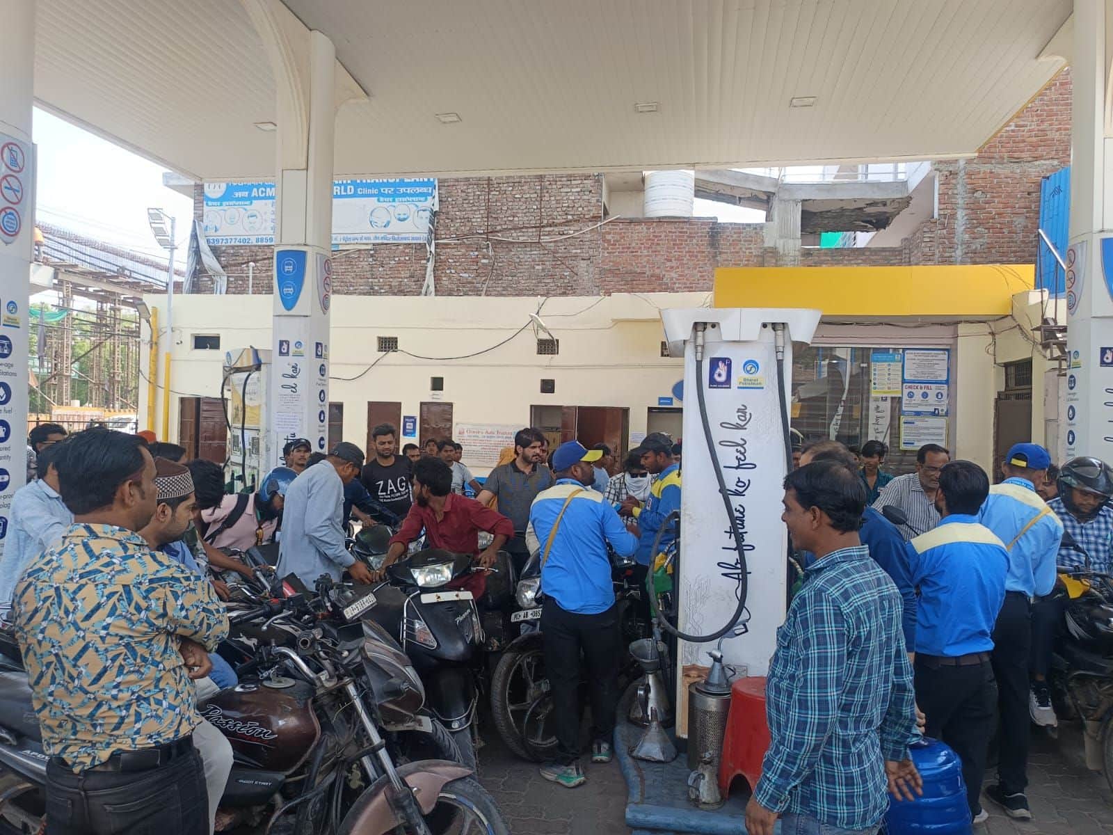  महावीर नगर स्थित पेट्रोल पंप पर लगी भीड़। संवाद