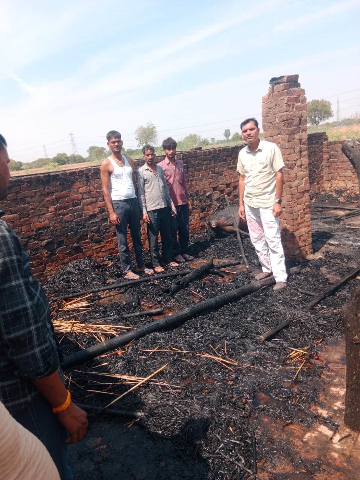 मक्खनपुर के रसूलपुर गांव में आग लगने के बाद मौजूद लोग। संवाद