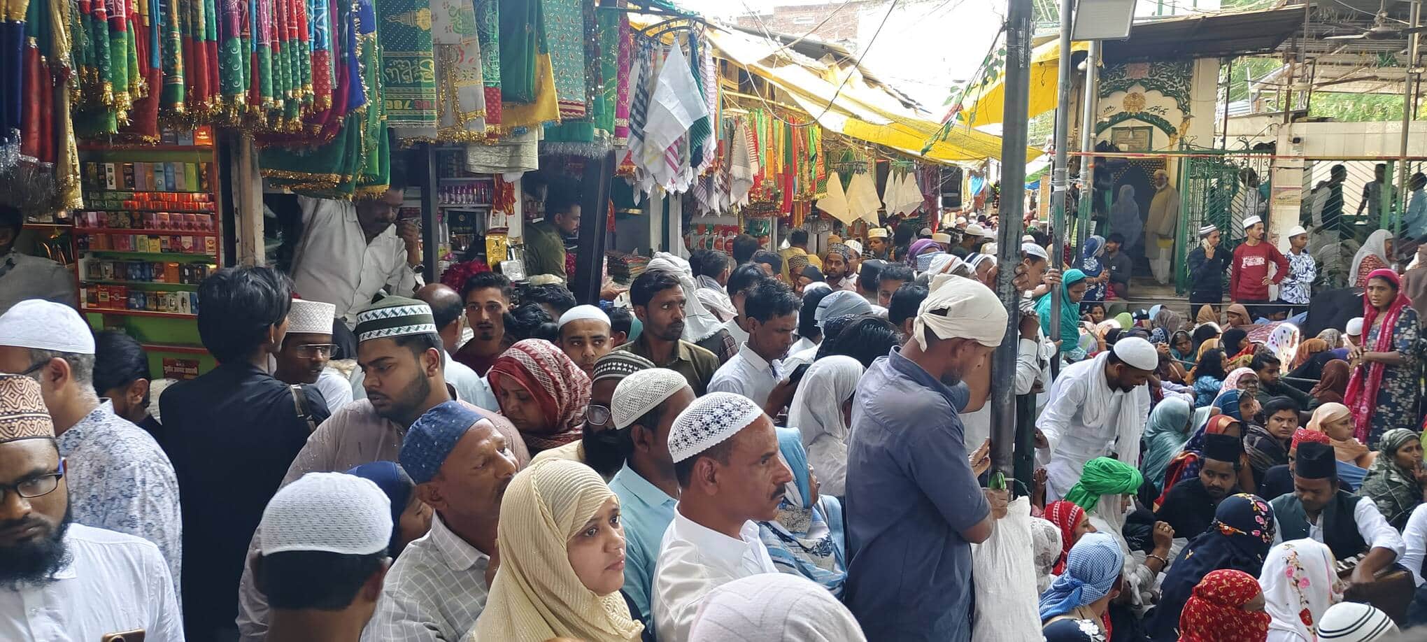 मखदूम अशरफ की दरगाह परिसर पर जियारत करने पहुंचे अकीदतमंद।