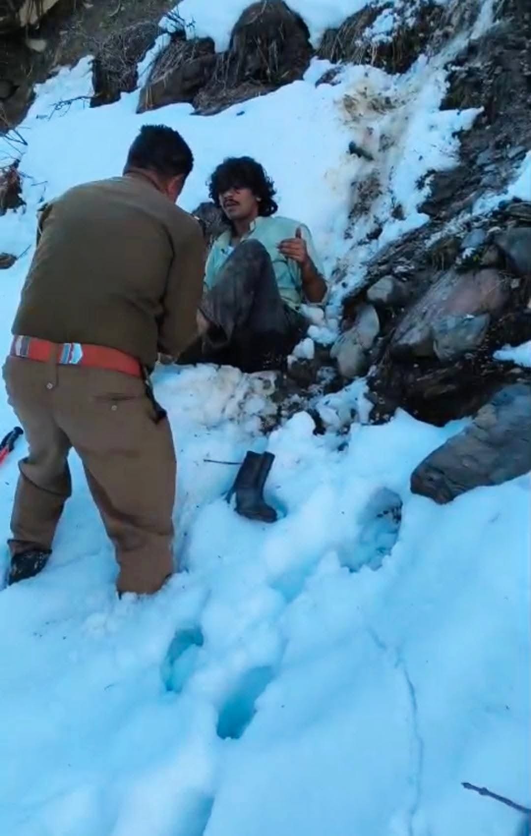 Mountaineer tourist trapped in snow in Beaskund