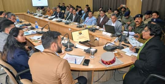 मनाली में राष्ट्रीय महिला आयोग की अध्यक्ष विजया रहाटकर बैठक की अध्यक्षता करते हुए ।-संवाद