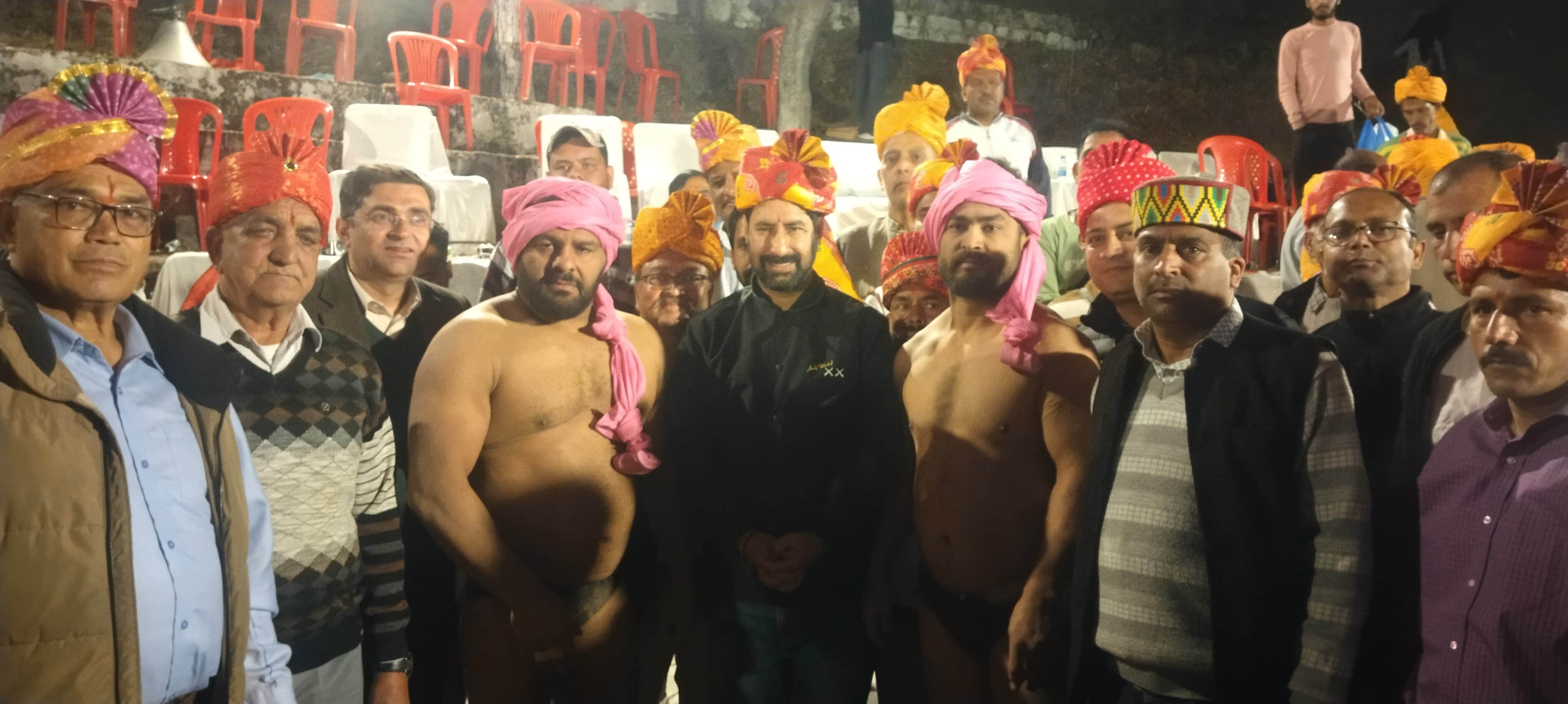 मनसा माता मेले के दौरान आयोजित दंगल के विजेता और उपविजेता पहलवान मुख्यातिथि के साथ। संवाद