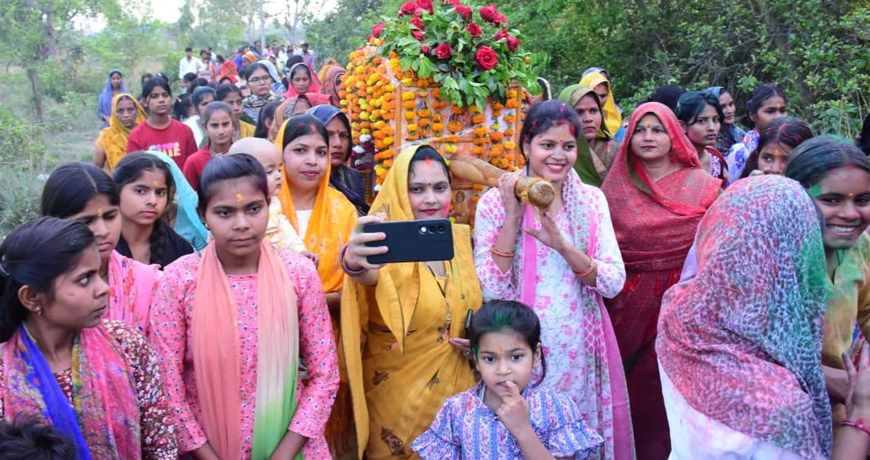 मसौली के ग्राम अमदहा स्थित श्री शिरडी सांई बाबा मंदिर से निकाली पालकी यात्रा में सेल्फी लेती मह