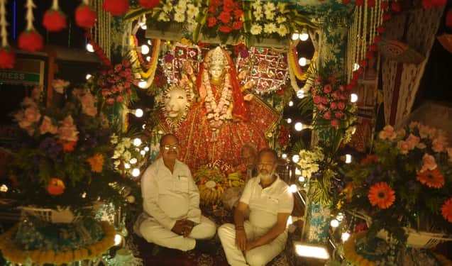 मंशा देवी मंदिर से निकली शोभायात्रा में फूलों से सजा माता का दरबार। संवाद