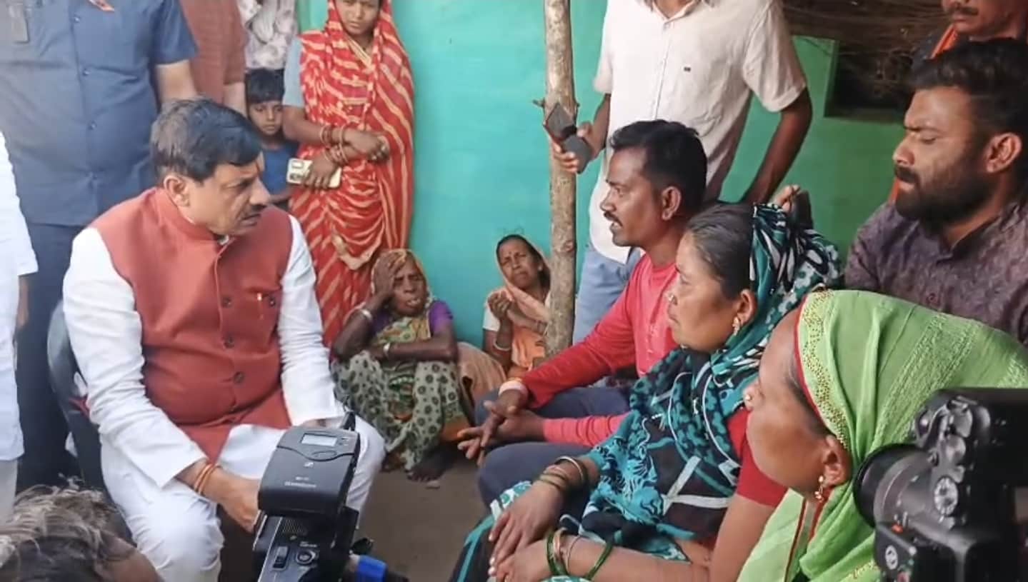 मृतक के परिजनों से चर्चा करते मुख्यमंत्री