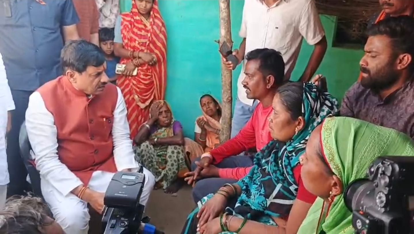 मृतक के परिजनों से चर्चा करते मुख्यमंत्री