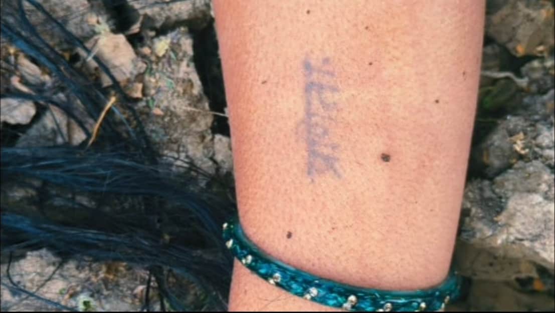 महिला के हाथ पर लिखा था नाम