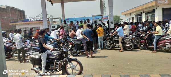 मथौली नगर पंचायत स्थित इण्डेन  पेट्रोल पंप पर लगा भीड।संवाद