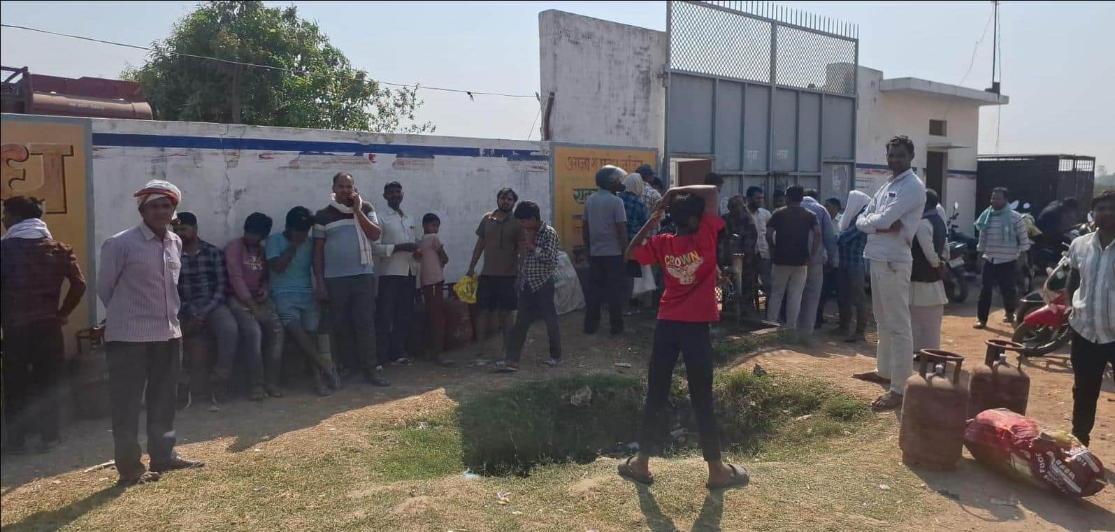 मधुबन गैस एजेंसी पर गैस सिलेंडर के इंतजार में उपभोक्ता।संवाद