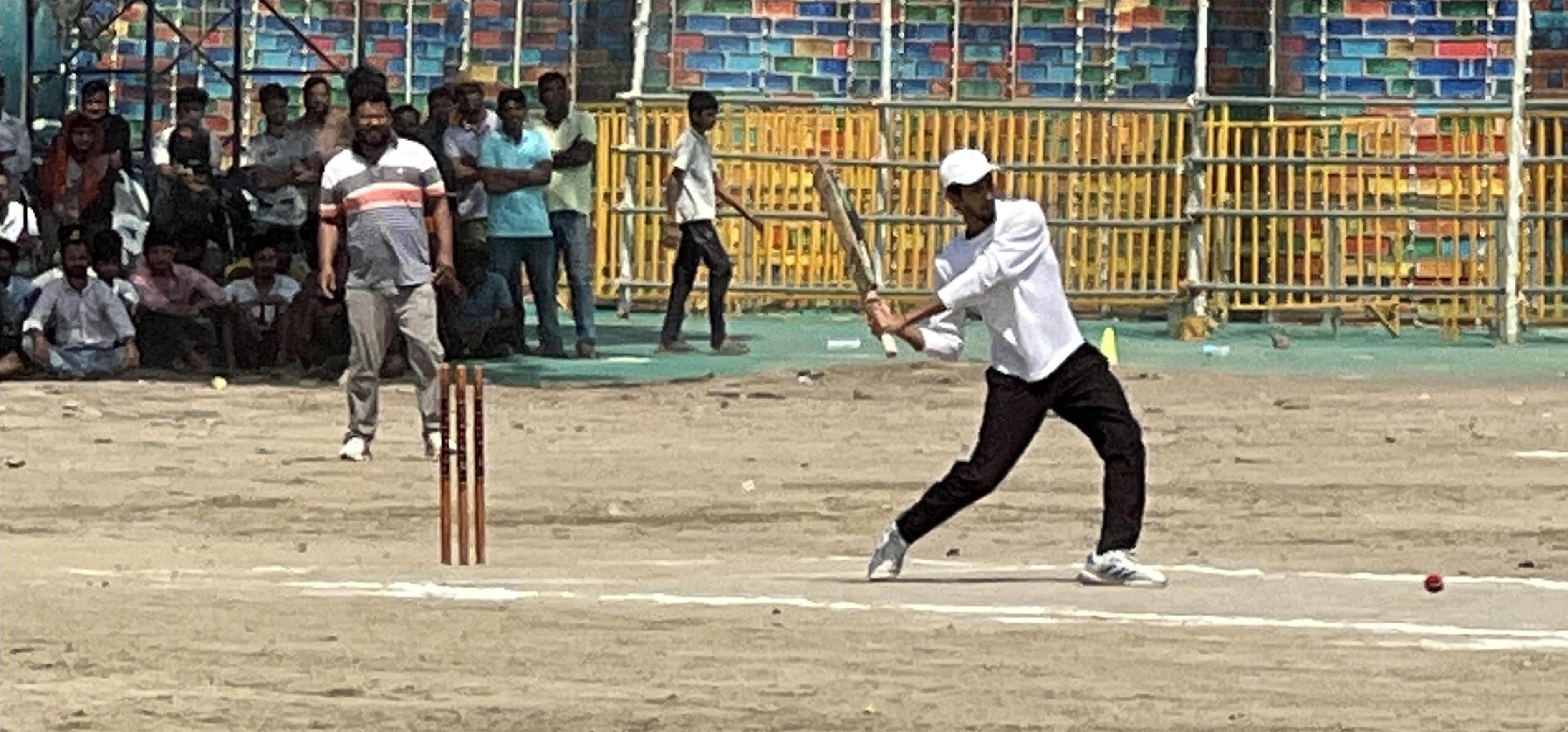 नगर के जीवनराम छात्रावास के मैदान पर आयोजित क्रिकेट प्रतियोगिता के फाइनल में शाट लगाता बल्लेबाज