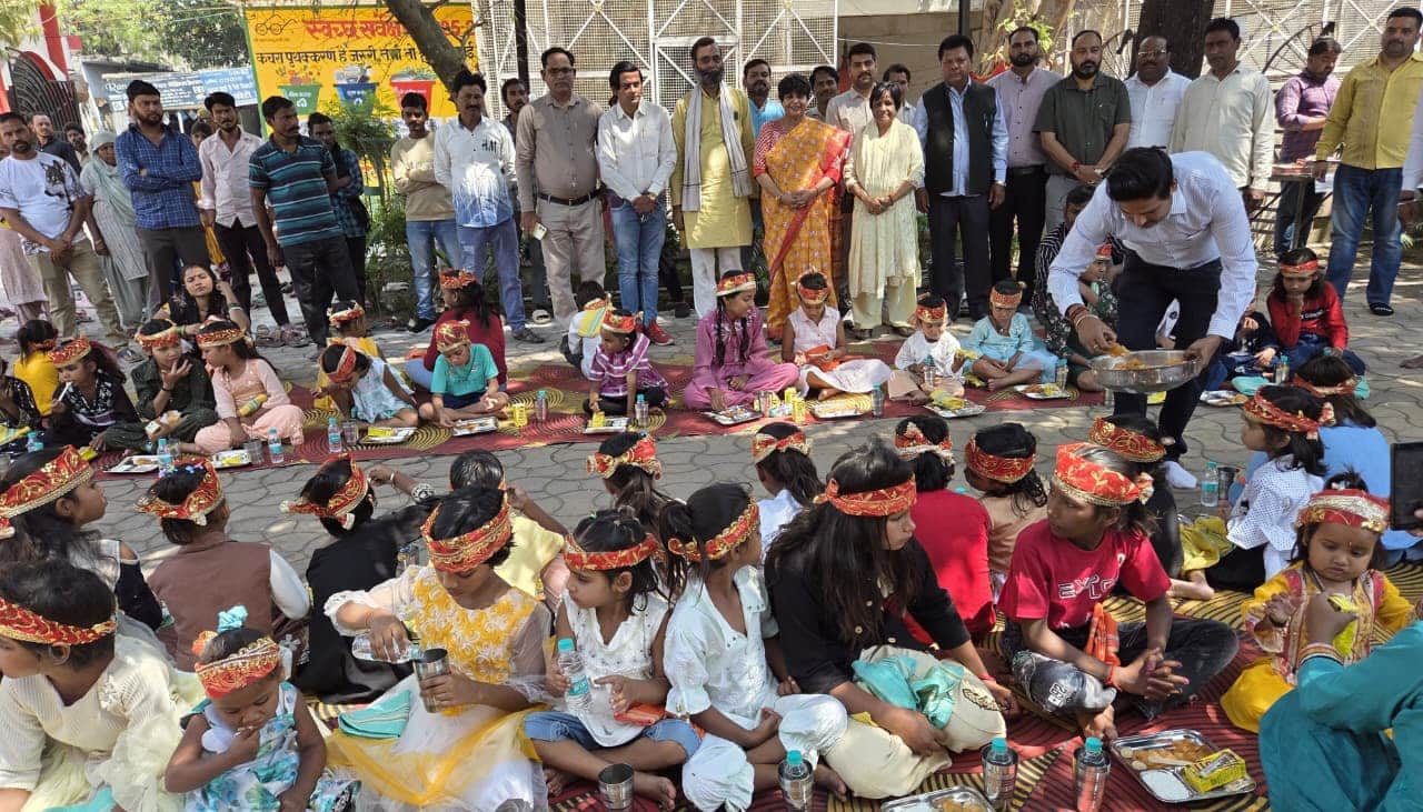नगर पालिका में कन्या पूजन के दौरान भोजन करती कन्याएं। स्रोत: पालिका