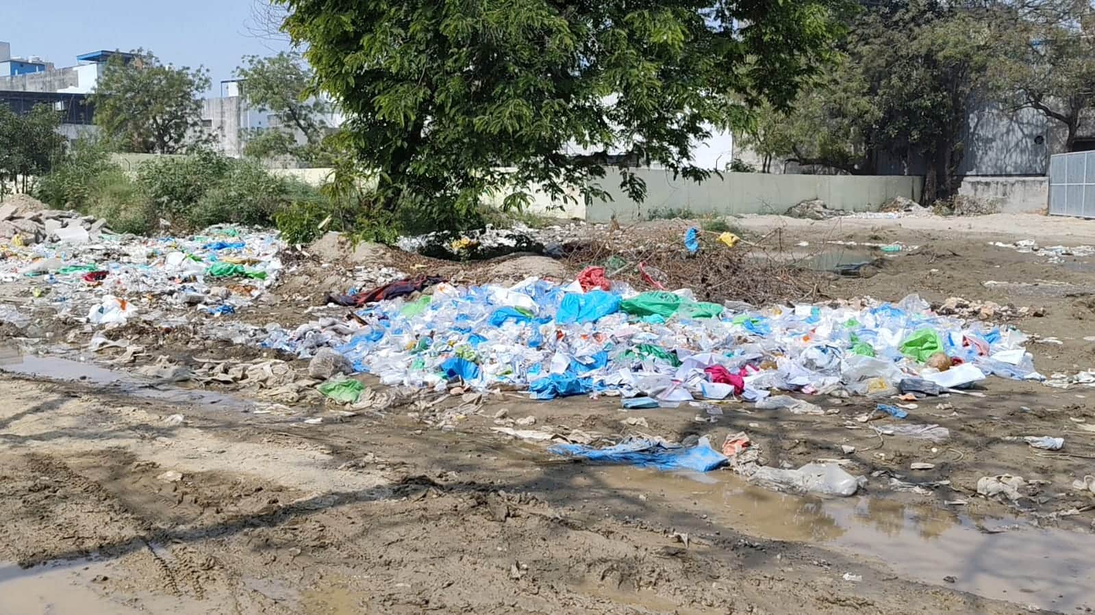 नागरिक अस्पताल परिसर में ओएसटी सेंटर के सामने बना डंपिंग प्वाइंट पर जमा कूड़ा। संवाद