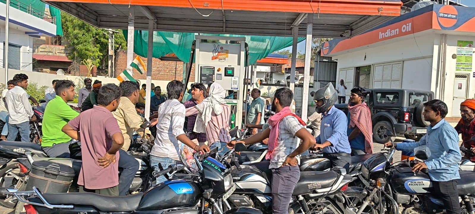 नई बाजार में पेट्रोल-डीजल के लिए टंकी पर लगी भीड़। संवाद