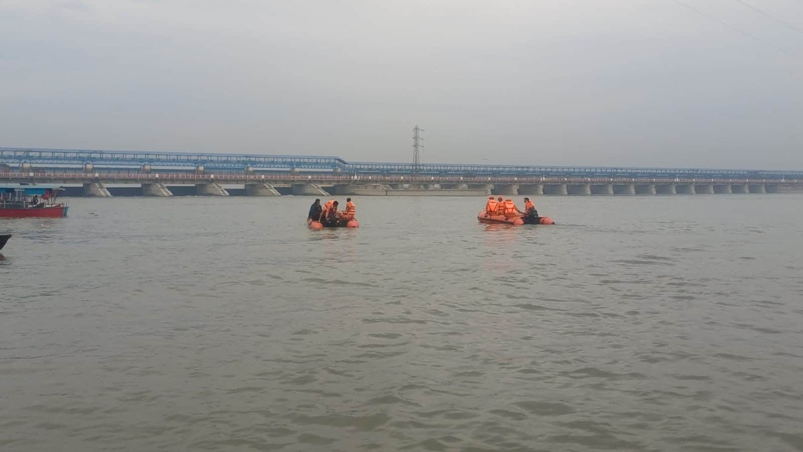 नरौरा में गंगा में लापता युवती की तलाश करती एनडीआरएफ की टीम। संवाद