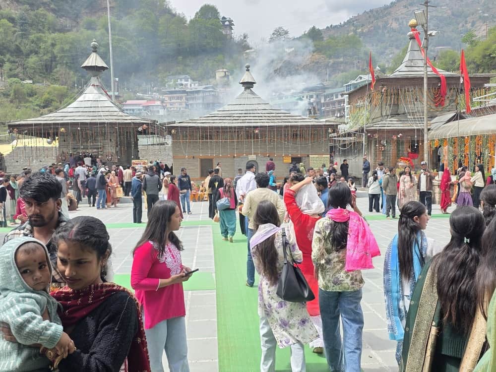 नवमी के दिन हाटकोटी मंदिर में दर्शन को पहुंचे श्रद्धालु। संवाद 