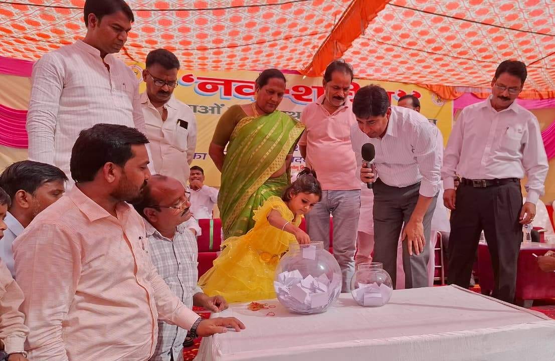 On Ashtami, the municipality gifted shops to women.
