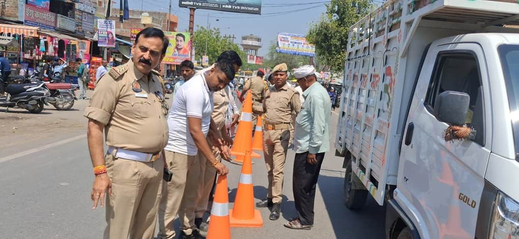 पडरौना गंडक नहर पर अस्थाई बैरेकेडिंग लगाते यातायात पुलिस।संवाद