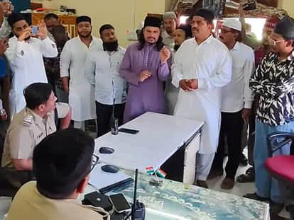 BhojshalaMuslim community objects, discusses with police officials