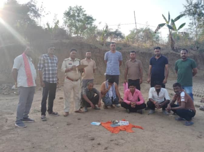 Six gamblers arrested with eighty thousand rupees in Bemetara
