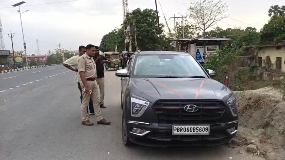पुलिस मौके पर जांच पड़ताल करती हुई।