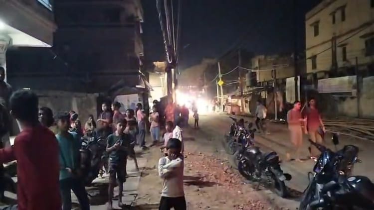 Patna News: क्लीनिक में बवाल, पुलिस पर हमला; पंचशील नगर में बदमाशों के पथराव में बाल-बाल बचे पुलिस के जवान