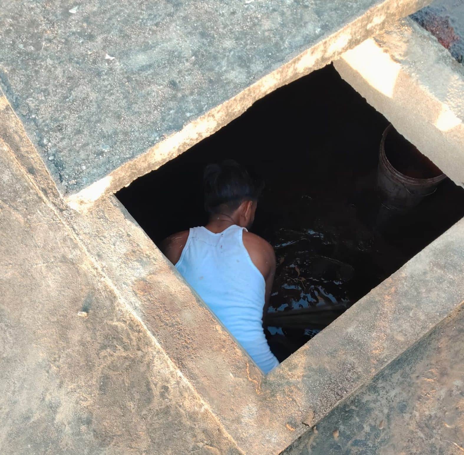 पानी की टंकी की सफाई करते मजदूर। 