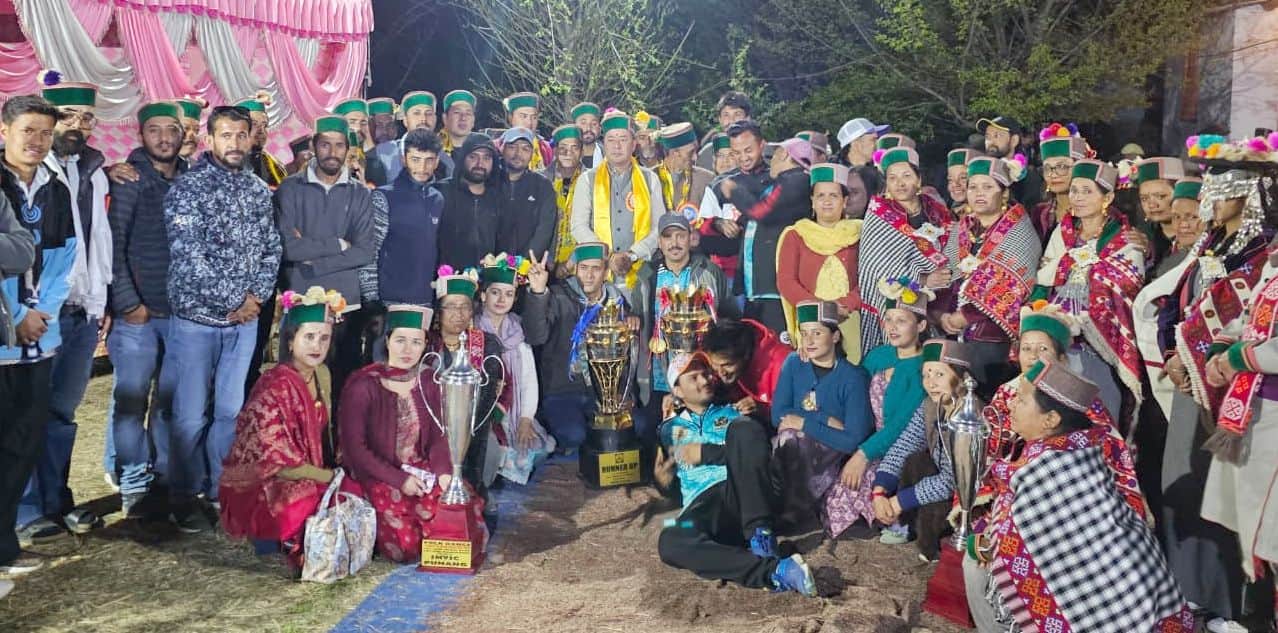 पूनंग में आयोजित लोक नृत्य प्रतियोगिता की विजेता टीम उरनी को सम्मानित करते मुख्यातिथि। संवाद