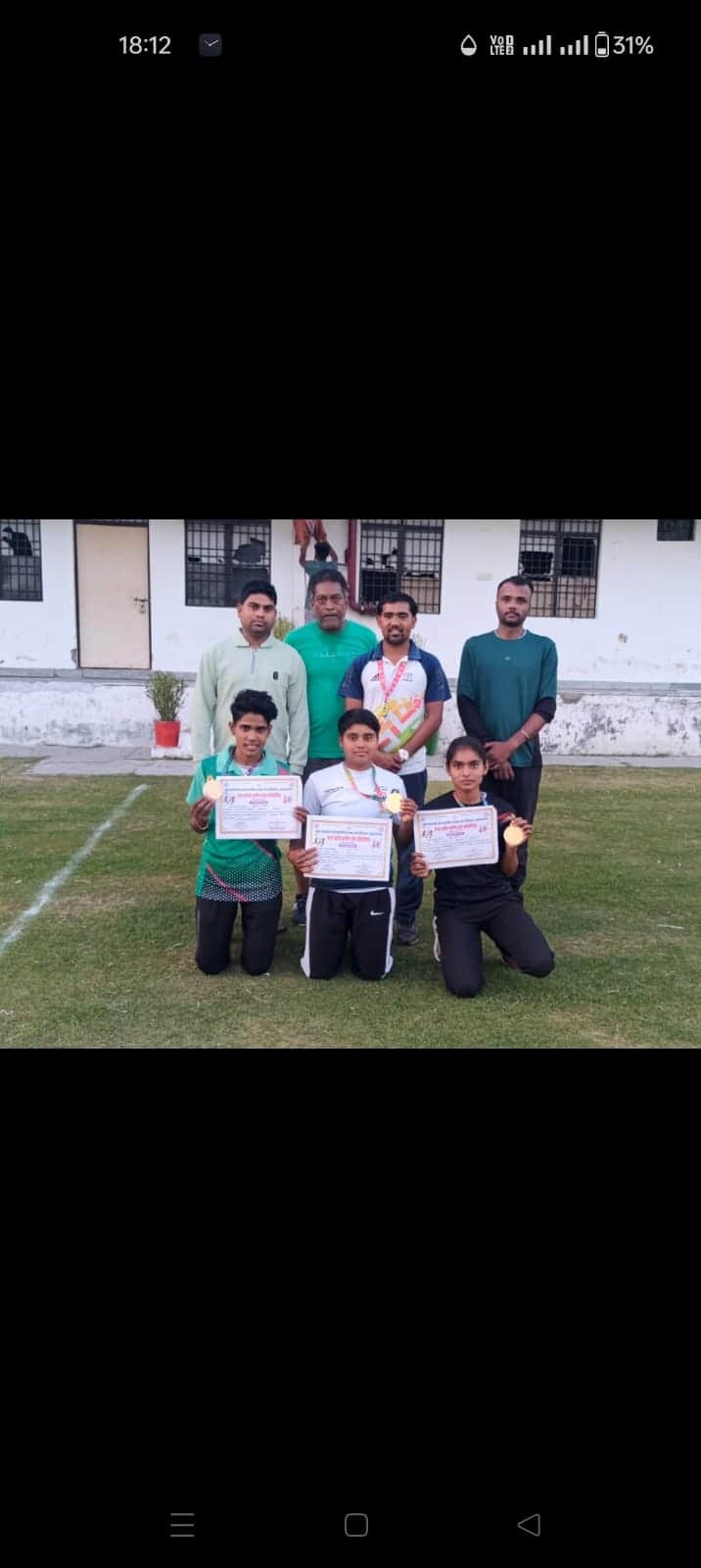 प्रमाणपत्र के साथ राज्य स्तर पर सफल खिलाड़ी व स्टेडियम के कोच। स्रोत- कोच