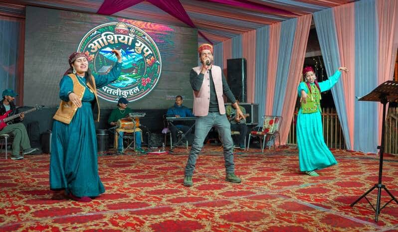 पतलीकूहल में रामनवमी के मेलें में कार्यक्रम की प्रस्तुति देते लोक कलाकार।-संवाद