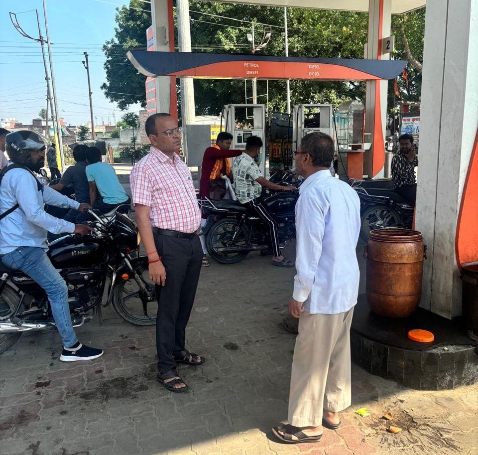 Amid rumours of petrol and diesel shortages, customers are rushing to fill their tanks.