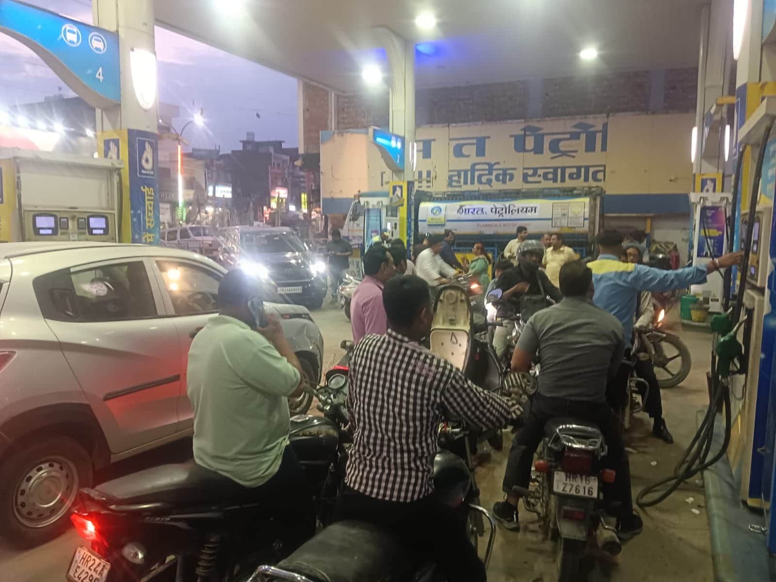 पेट्रोल पंप पर लगी भीड़। संवाद