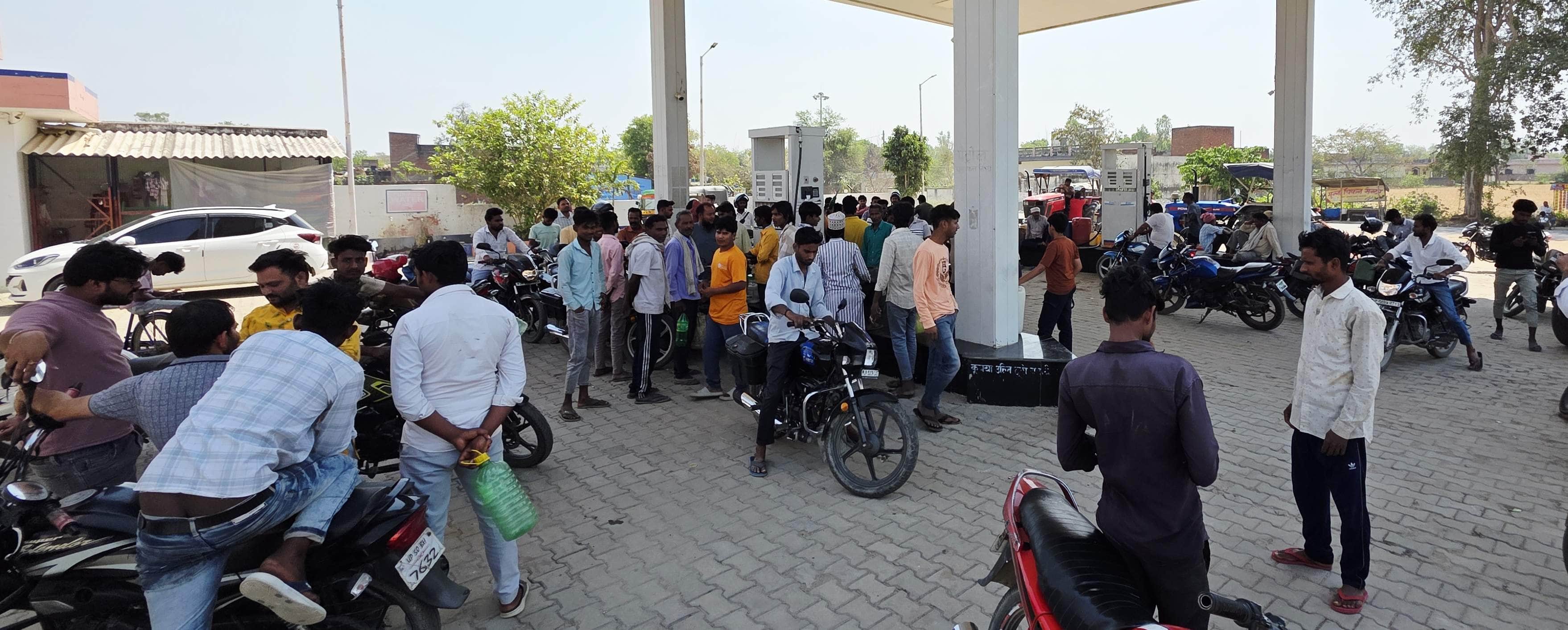 पवई में किसान सेवा केंद्र गालिबपुर पर पेट्रोल लेने के लिए लगी लंबी लाइन। संवाद