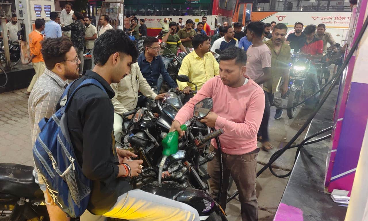 रोडवेज बस स्टैंड के पास झंडी पेट्रोल पंप पर लगी भीड़। संवाद