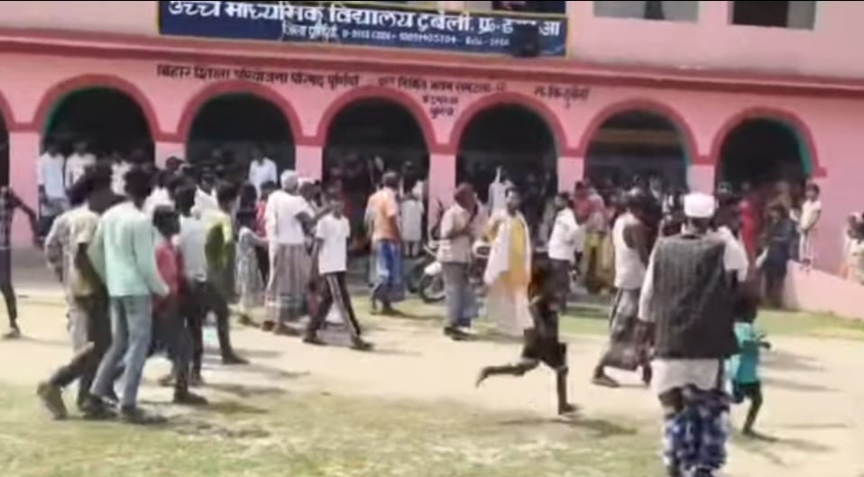 यहां इंटर का परीक्षा परिणाम नहीं आने के बाद हंगामा करते छात्र व परिजन।