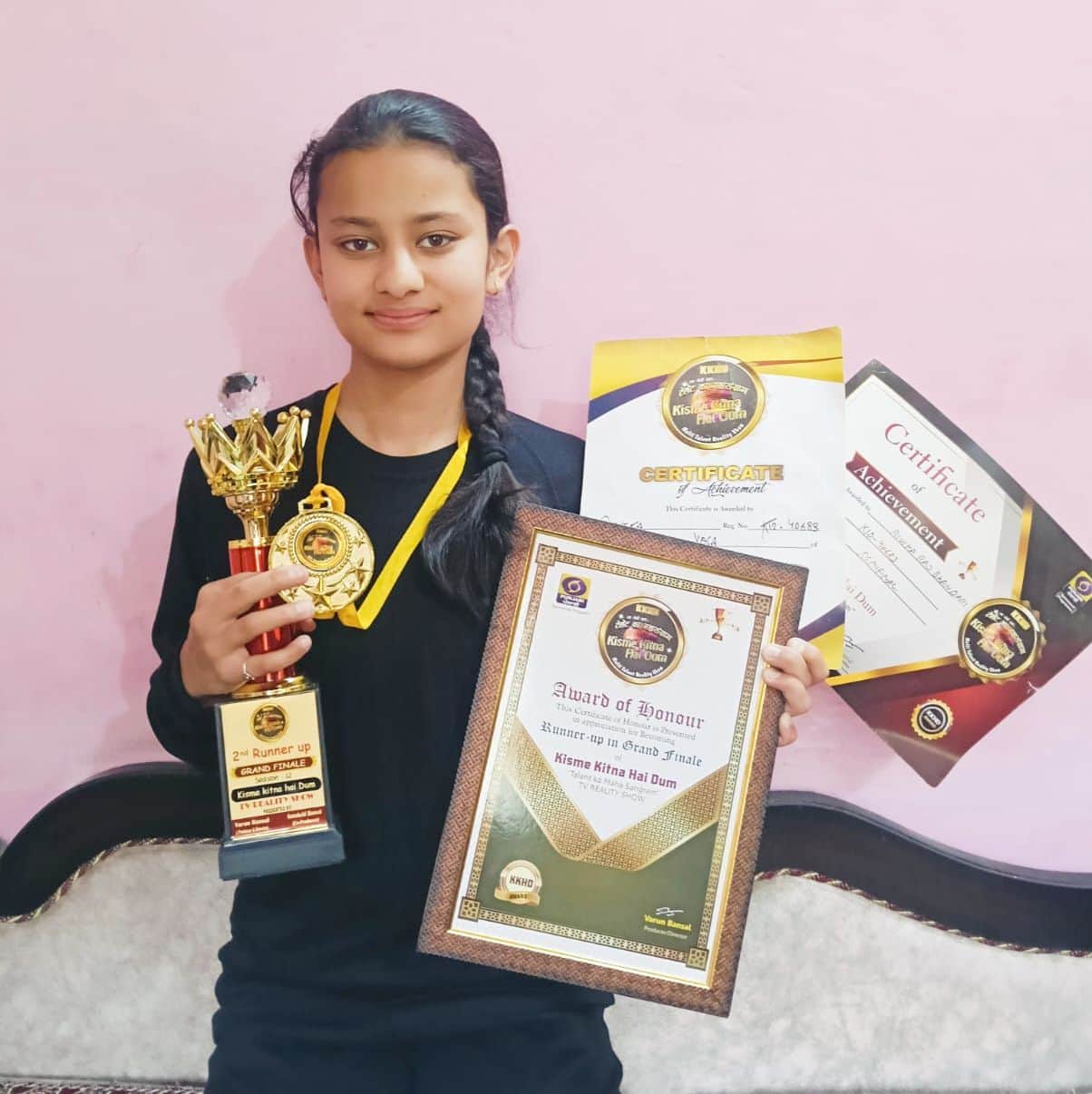 रामपुर की ऐविका राज भंडारी पदकों के साथ। संवाद