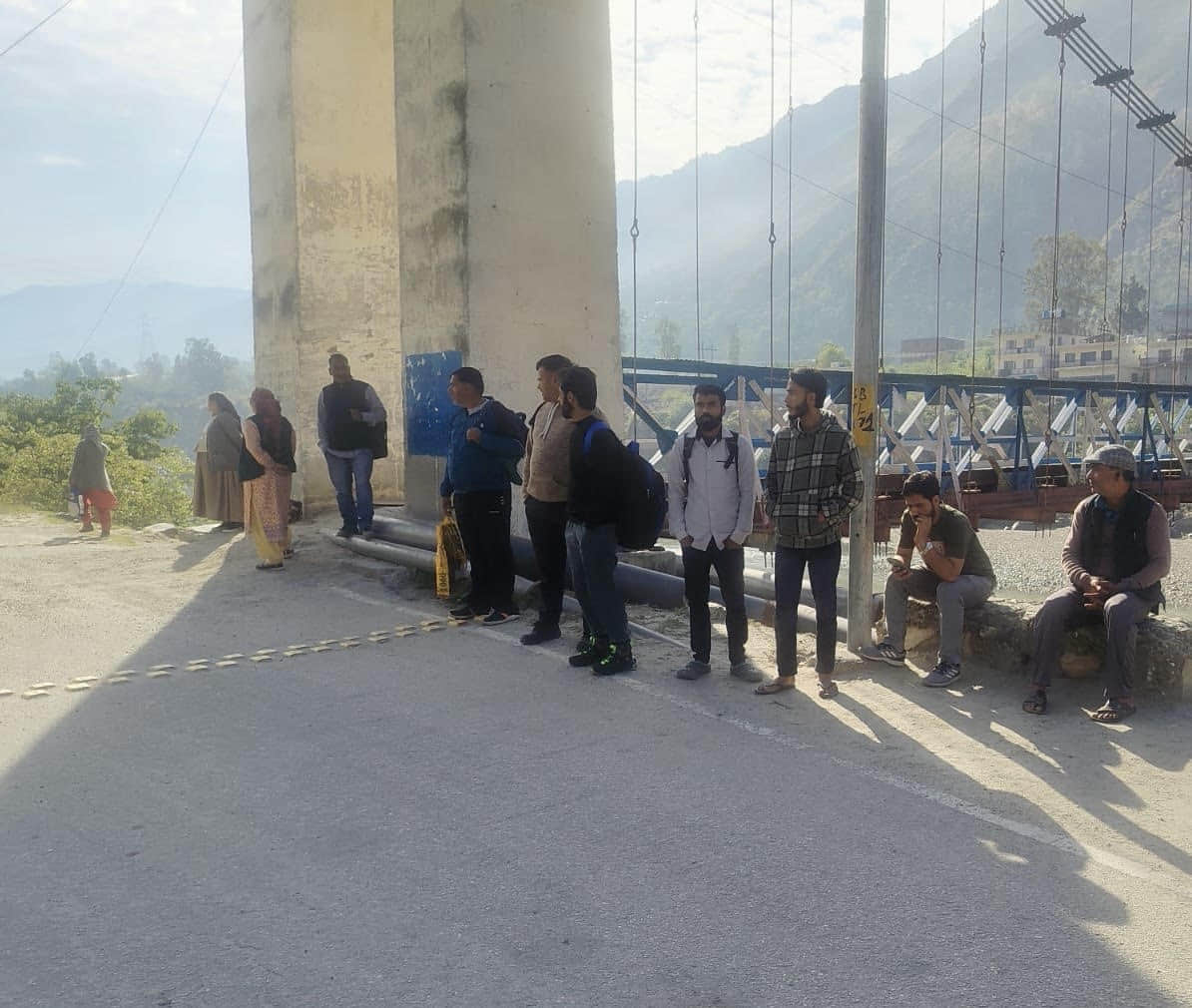 रामपुर से कोयल-बायल-नित्थर रूट पर बस न आने के कारण दत्तनगर पुल के समीप बस का इंतजार करते यात्री