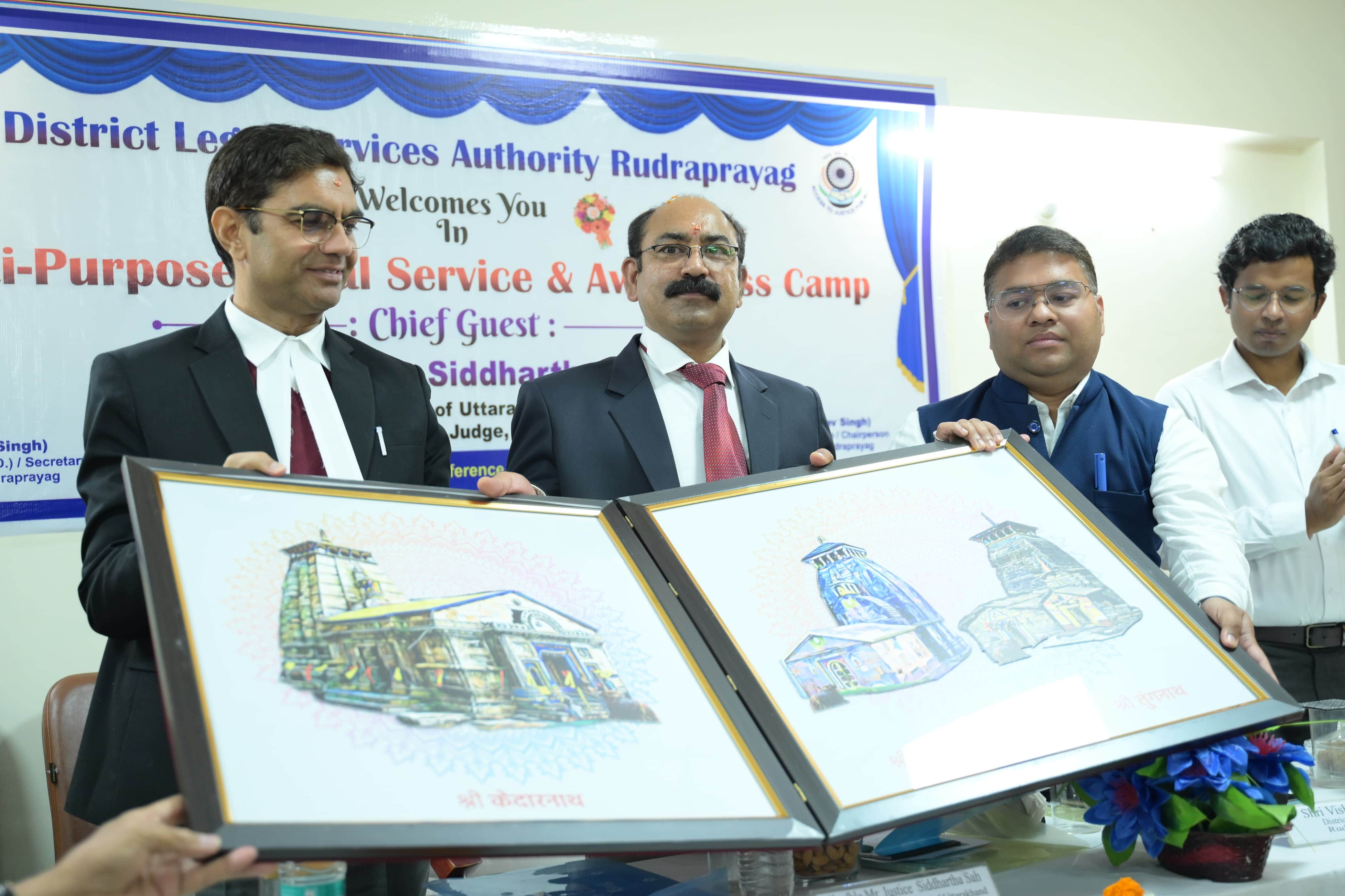 रुद्रप्रयाग जिला न्यायालय में हाईकोर्ट जज को स्मृति चिह्न भेंट करते जिलाधिकारी - संवाद
