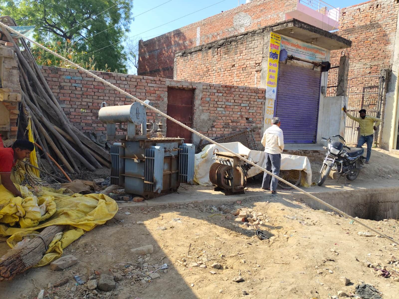 सड़क चौड़ीकरण के चलते कसेंदा गांव में हटाया गया ट्रांसफार्मर। स्रोत ग्रामीण