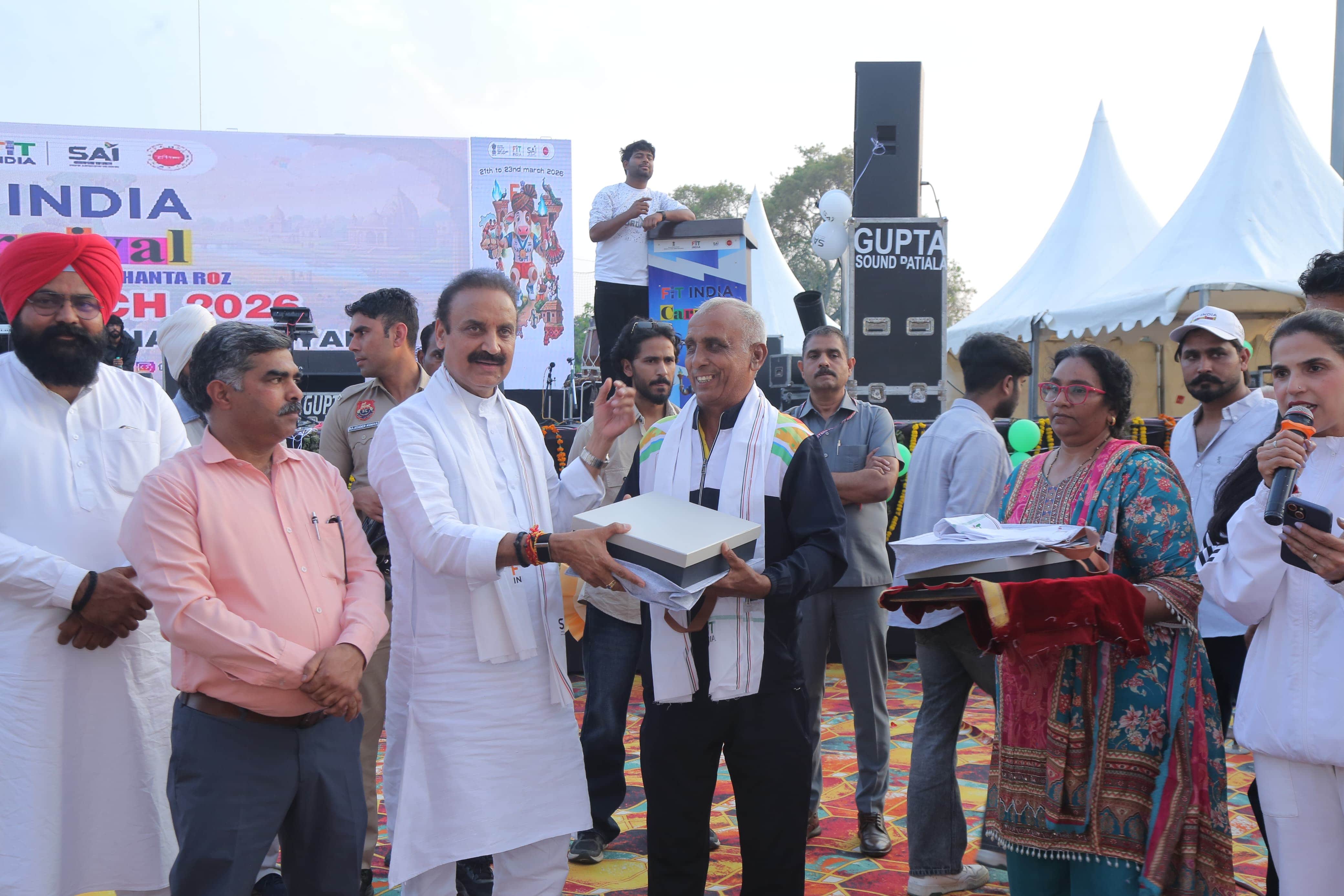 सुखबीर सिंह को सम्मानित करते विधायक योगेंद्र राणा स्वयं