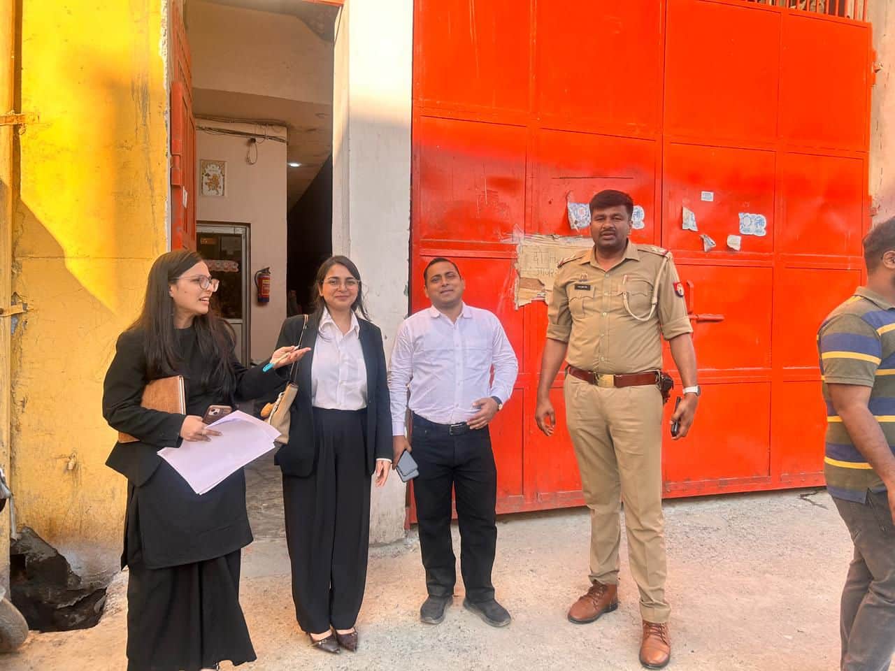 समरकूल ब्रांड के मिलते जुलते लोगो की कूलर फेक्ट्री को सील करती टीम। स्रोत: विभाग