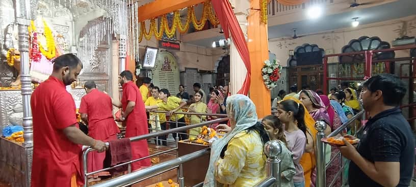 समय माता मंदिर पर दर्शन करते लोग-संवाद