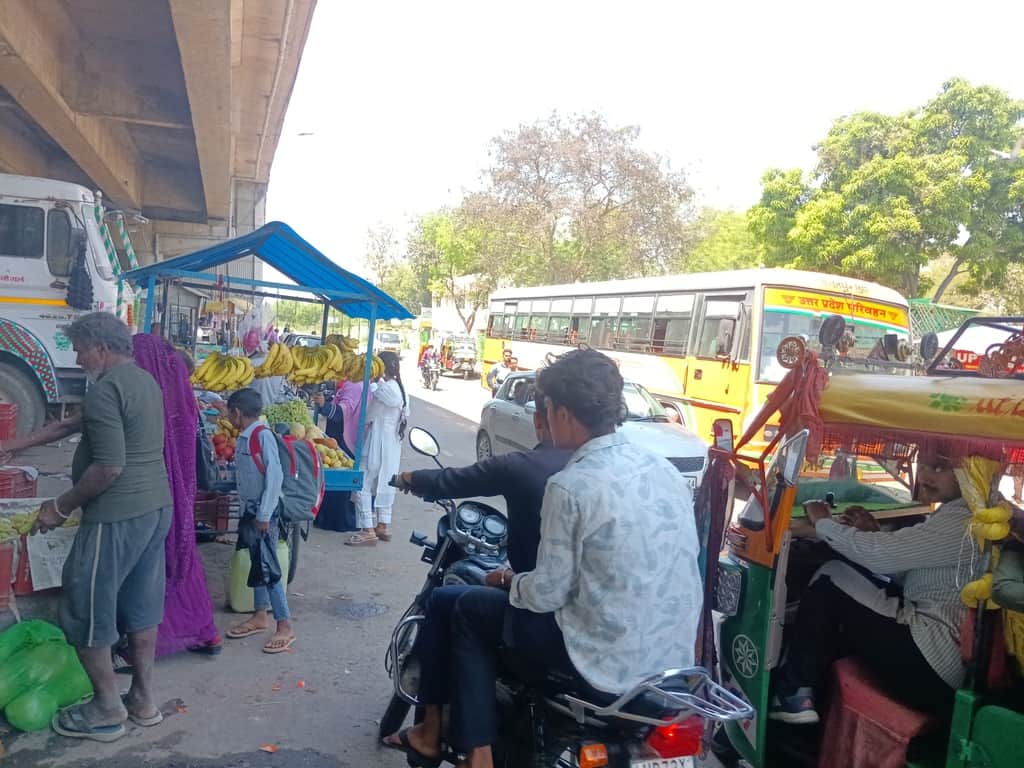 सैनी चौराहे पर सड़क किनारे खड़े ऑटो व ठेला। संवाद