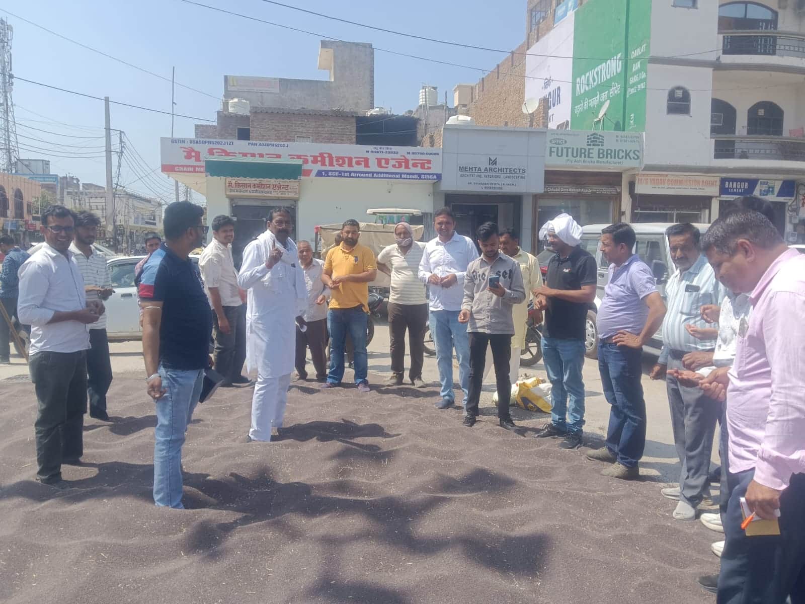 सिरसा की मंडी में सरसों की प्राइवेट खरीद करते आढ़ती। 