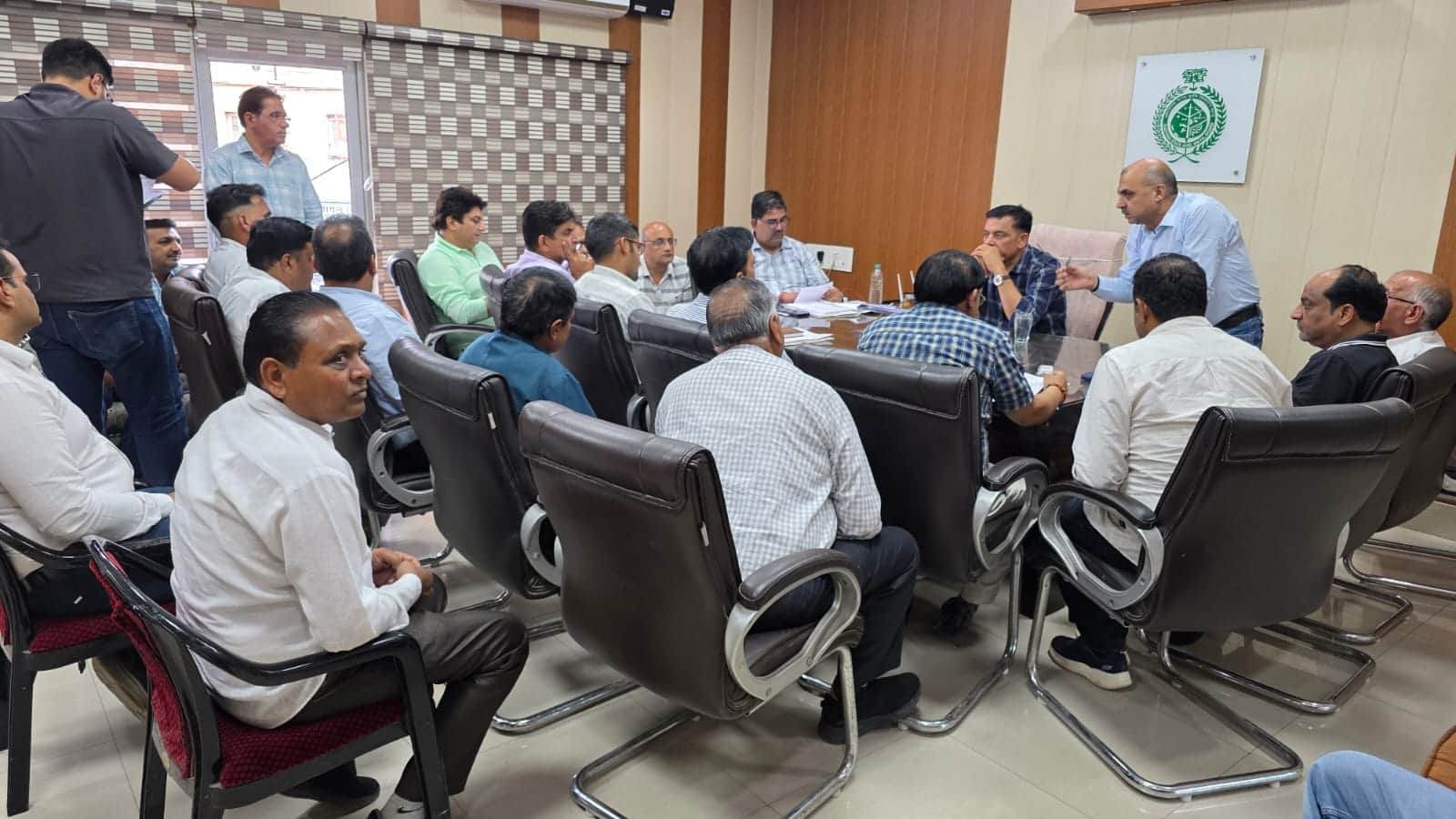 सिरसा में मार्केट कमेटी कार्यालय में एसडीएम राजेंद्र कुमार की अध्यक्षता में बैठक करते आढ़ती व अ