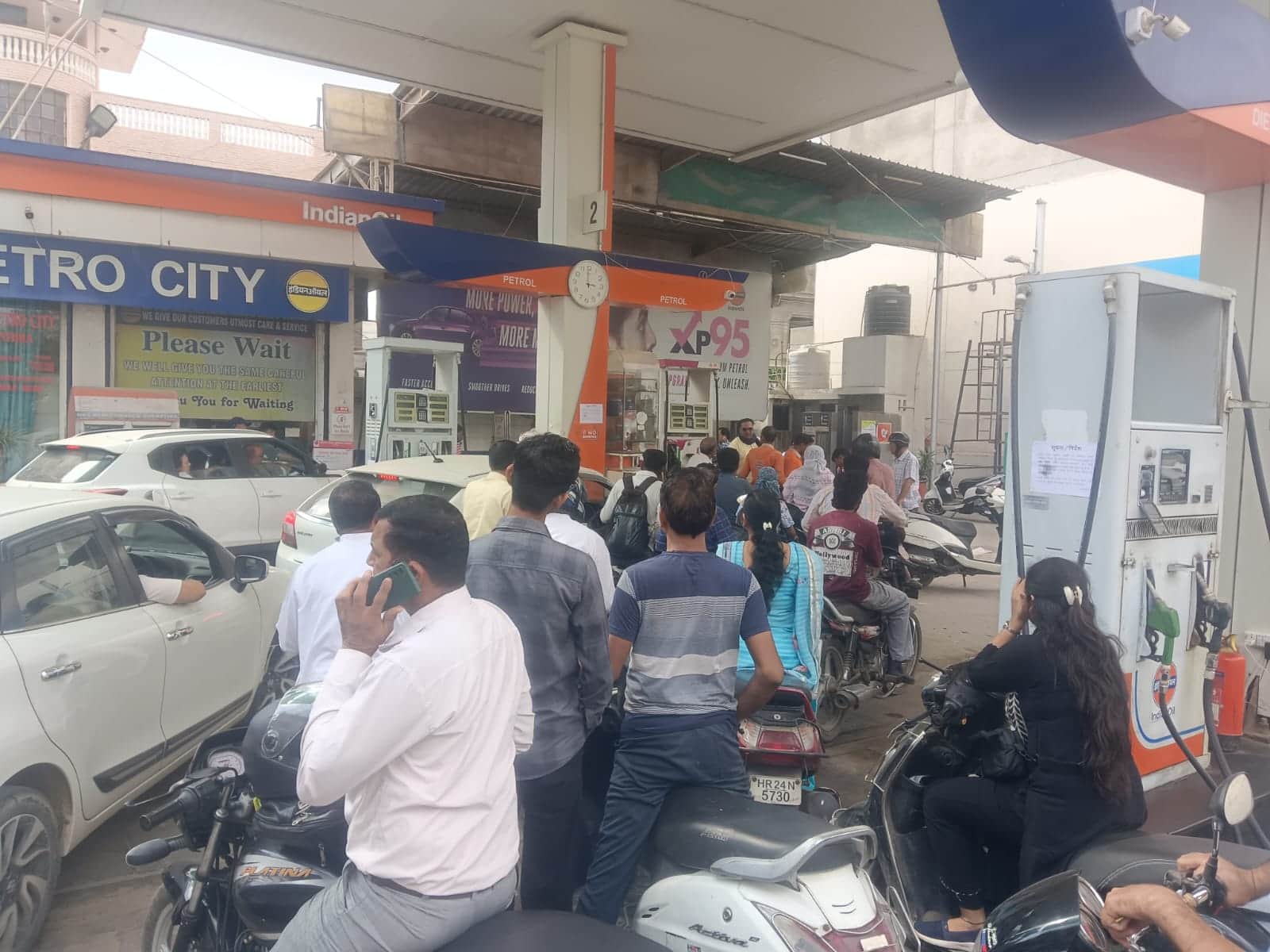 सिरसा में पेट्रोल पंपों के बाहर लगी हुई लाइन। 