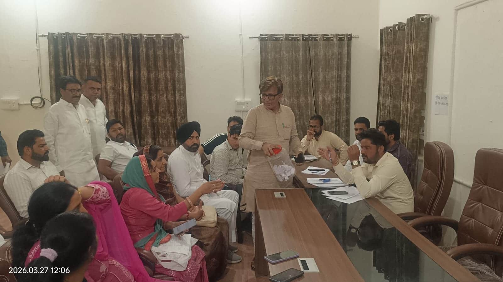 सिरसा नगर परिषद कार्यालय में पार्क का ड्रा निकलवाते हुए जेई राहुल व पार्षद अंग्रेज बटला और मौके